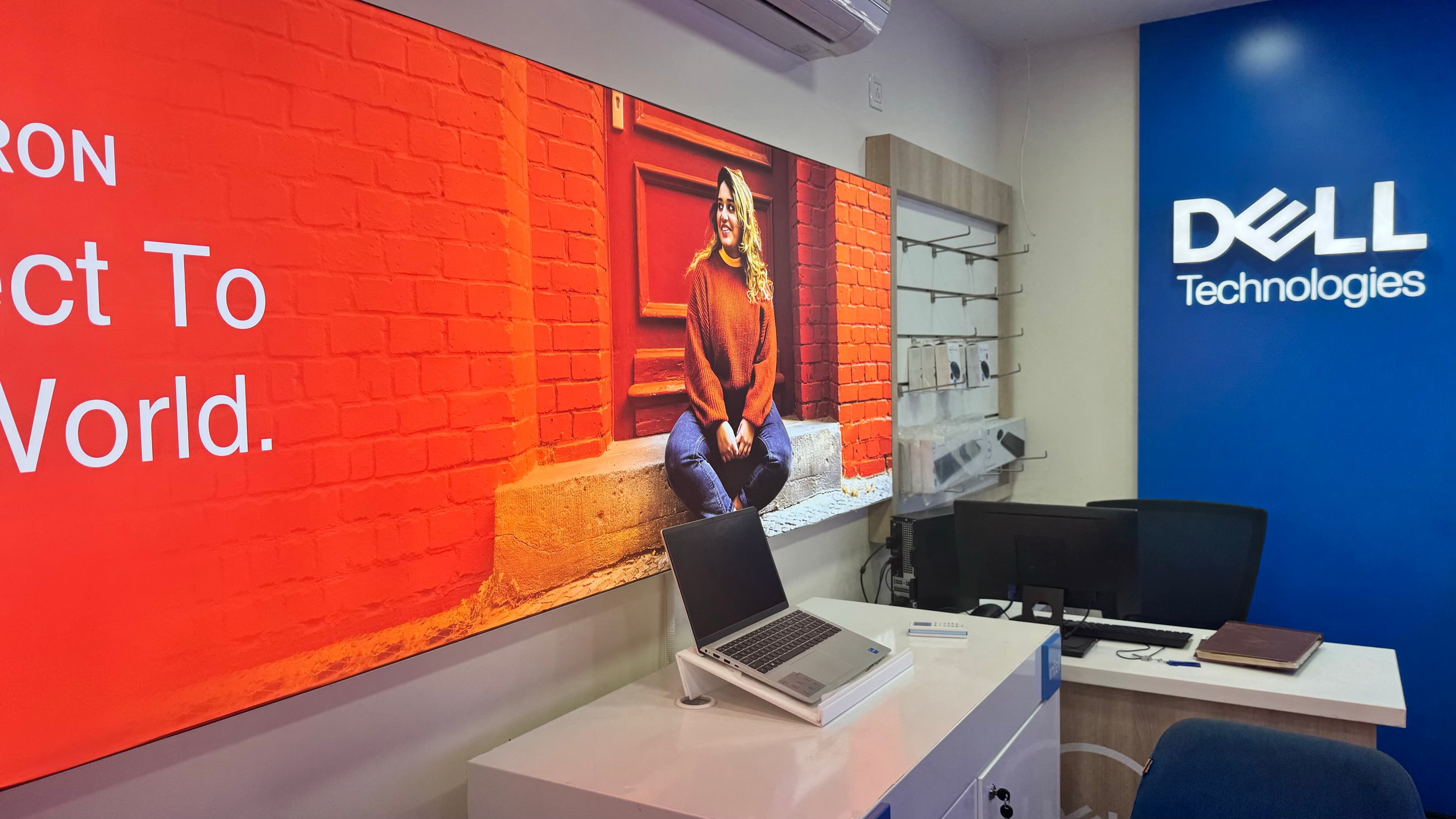 Dell Exclusive Store Sector — photo 3